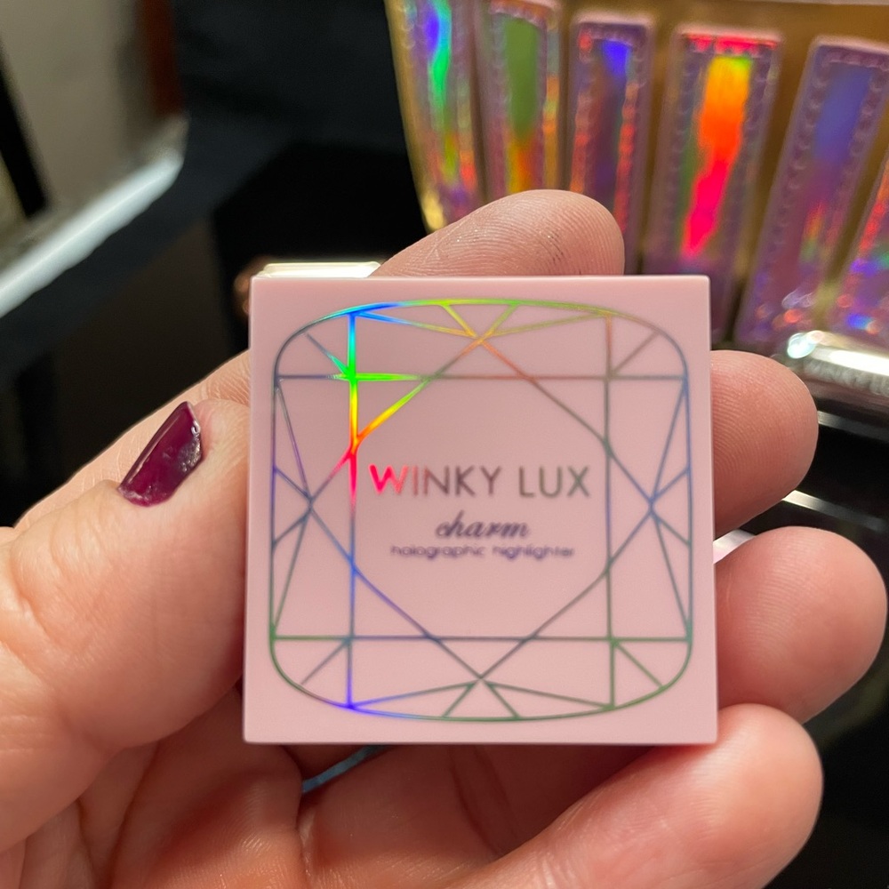 WINKY LUX Lipstick Duo, Highlighter and Eyeshadow with Cupcake Cosmetic Bag - Picture 6 of 8